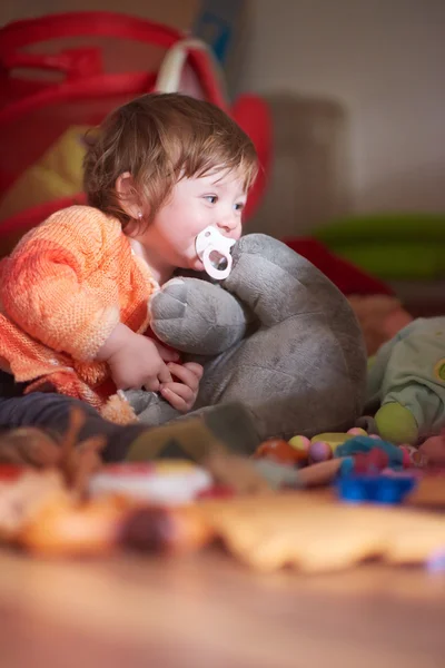 Niño jugando en casa — Foto de Stock