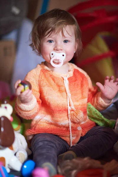 Niño jugando en casa — Foto de Stock