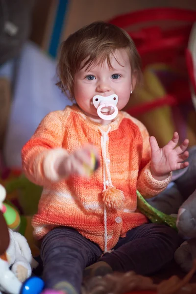 Niño jugando en casa — Foto de Stock