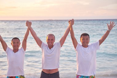 arkadaşlar güzel plajda grup