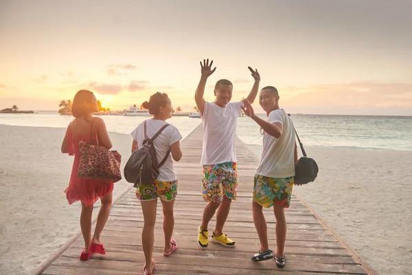 Grupo de amigos na bela praia — Fotografia de Stock