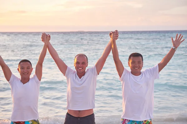 Gruppe von Freunden am schönen Strand — Stockfoto