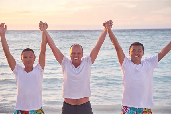 Grupo de amigos en la hermosa playa —  Fotos de Stock