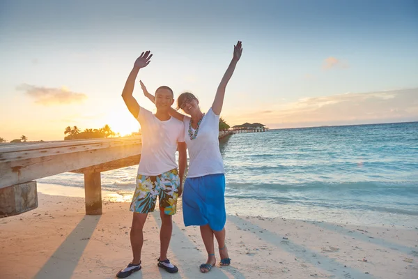 Friends on beautiful beach — Stock Photo, Image