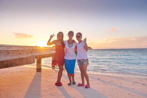 Grupo de amigos na bela praia — Fotografia de Stock