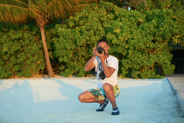 Homem na bela praia — Fotografia de Stock