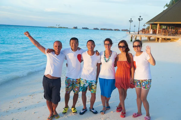 Groep vrienden op strand — Stockfoto