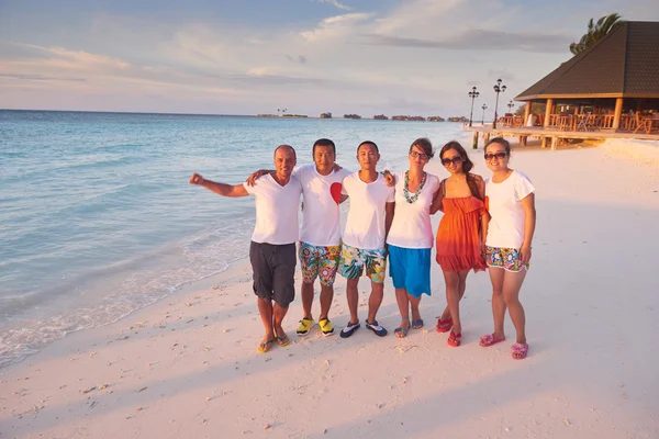 Skupina přátel na krásné pláži — Stock fotografie