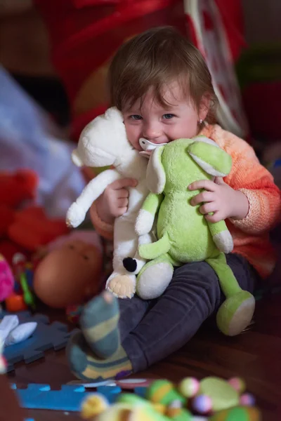Çocuk evde oyuncaklar ile oynama — Stok fotoğraf
