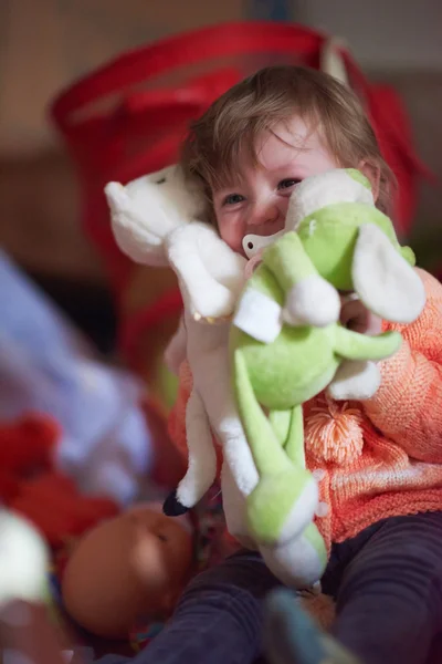 Bambino che gioca con i giocattoli a casa — Foto Stock