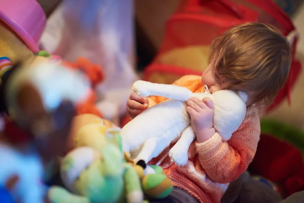 Niño jugando con juguetes — Foto de Stock