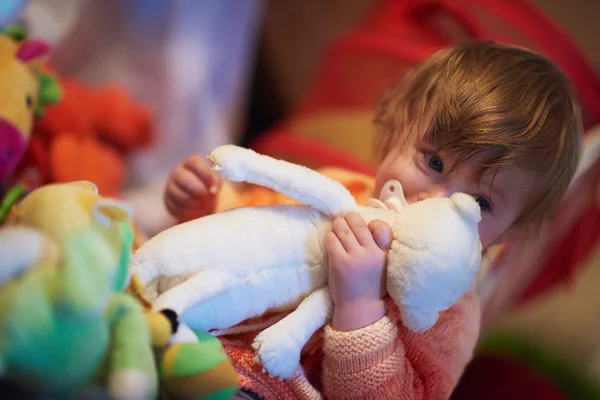 Bambino che gioca con i giocattoli a casa — Foto Stock