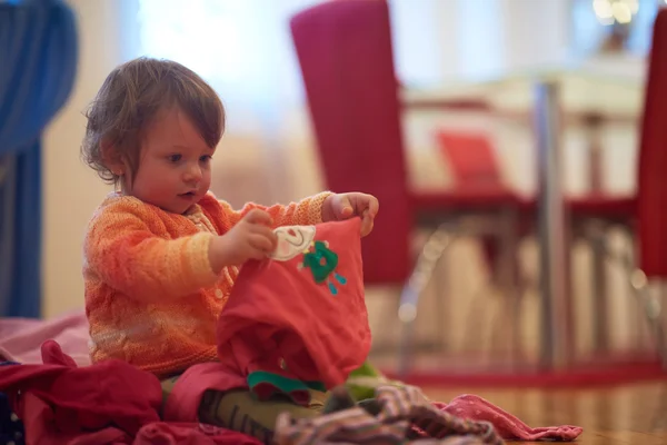 Bambino che gioca con i giocattoli a casa — Foto Stock