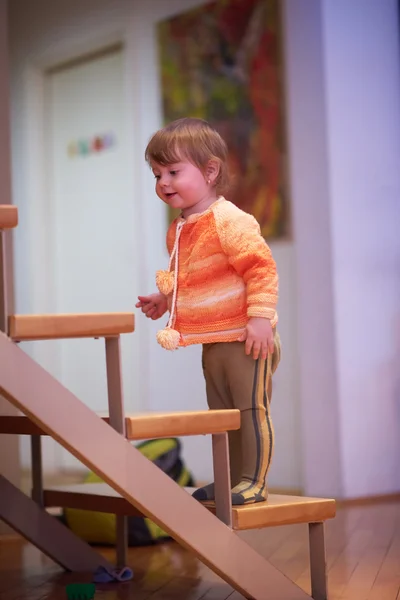 Criança brincando em casa — Fotografia de Stock