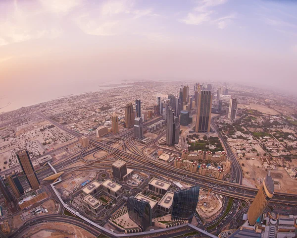 Blick auf Dubais Straßen in der Abenddämmerung — Stockfoto