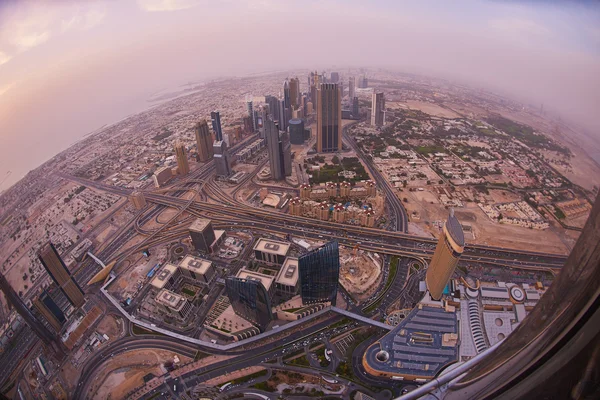 Blick auf Dubais Straßen in der Abenddämmerung — Stockfoto