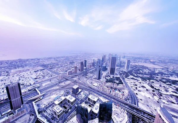 Дубайский горизонт в сумерках — стоковое фото