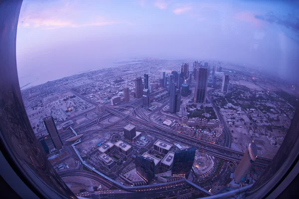 Dubais stadssilhuett i skymningen — Stockfoto