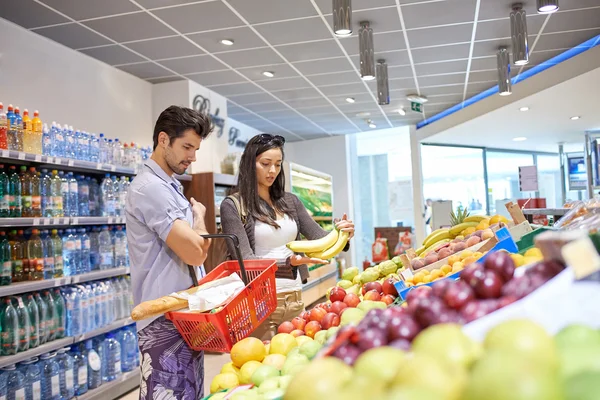 Paar winkelen in een supermarkt — Stockfoto