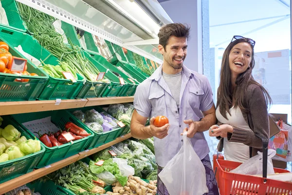 Couple faisant du shopping dans un supermarché — Photo