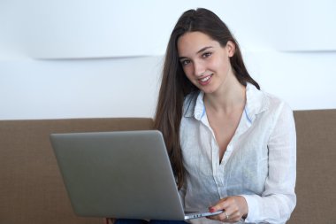 Rahat genç kadın evde çalışma