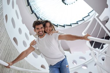 Modern ev Villa kapalı sarmal cam merdivenlerde rahat genç Çift