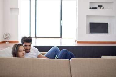 Çift modern parlak evde kapalı