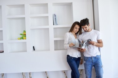 Çift modern parlak evde kapalı