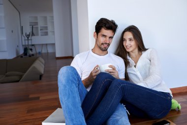 Çift modern parlak evde kapalı