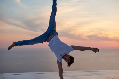 Balkonda rahat bir genç adam var.