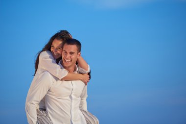 Romantik Çift eğlenmek ve açık havada dinlenmek