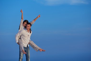 Romantik Çift eğlenmek ve açık havada dinlenmek