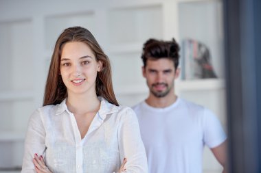 Romantik Çift modern evde rahatlatıcı eğlenmek