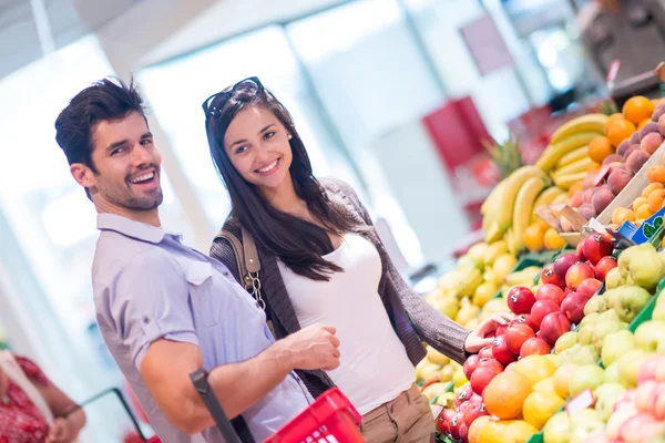 Couple faisant du shopping dans un supermarché — Photo