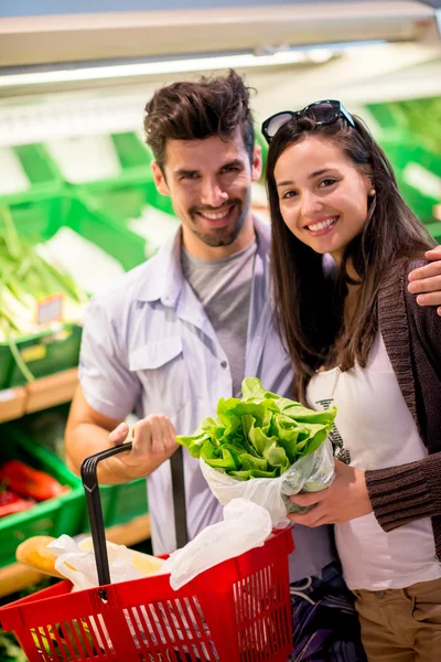 Couple faisant du shopping dans un supermarché — Photo