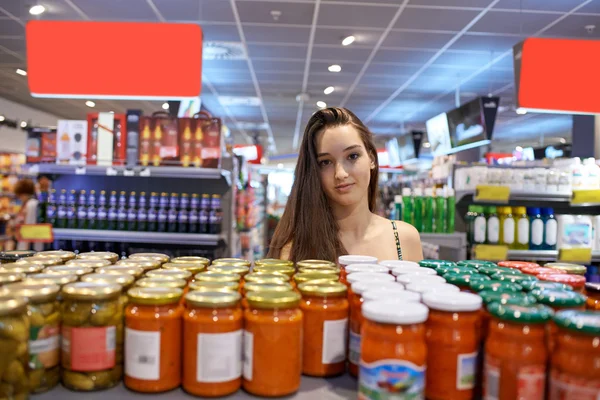 Ung kvinna shopping — Stockfoto