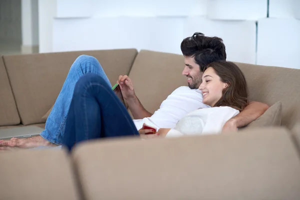 Pareja en el hogar moderno usando tableta ordenador — Foto de Stock