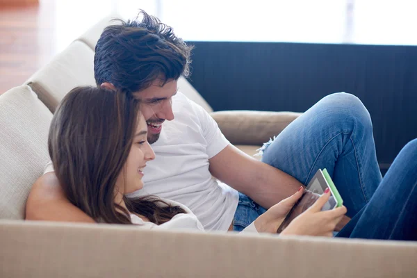 Pareja en el hogar moderno usando tableta ordenador — Foto de Stock