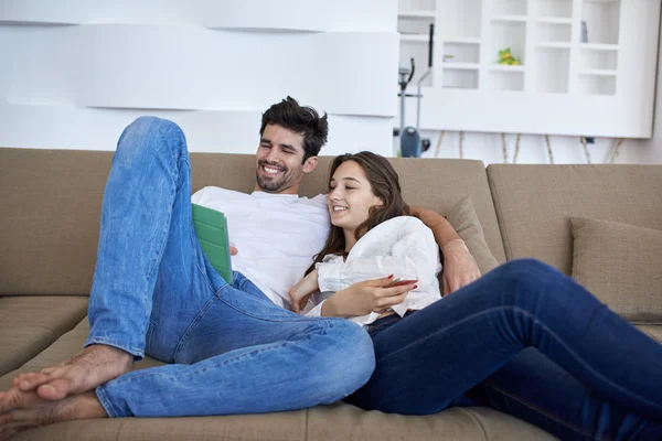 Casal em casa moderna usando computador tablet — Fotografia de Stock