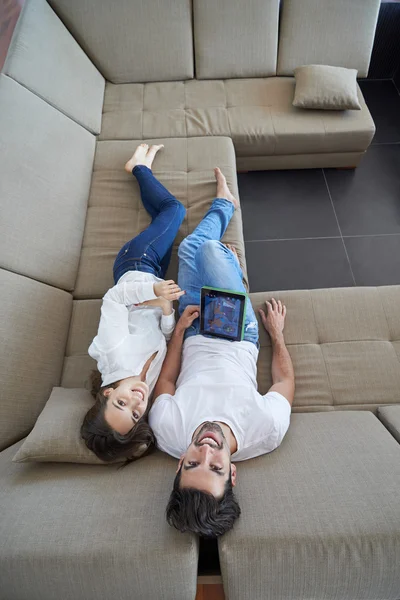 Casal em casa moderna usando computador tablet — Fotografia de Stock