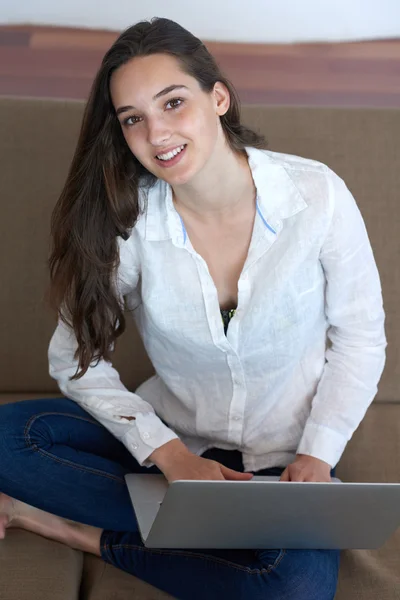 Relaxado jovem mulher em casa trabalhando — Fotografia de Stock