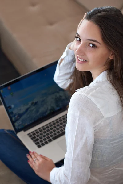 Relaxado jovem mulher em casa trabalhando — Fotografia de Stock