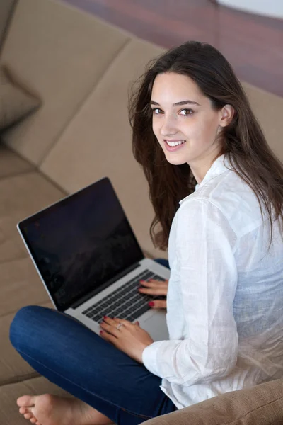 Relaxado jovem mulher em casa trabalhando — Fotografia de Stock