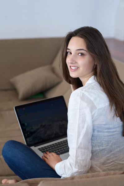 Ontspannen jonge vrouw thuis werken — Stockfoto