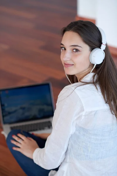 Relaxed young woman at home working — Stock Photo, Image