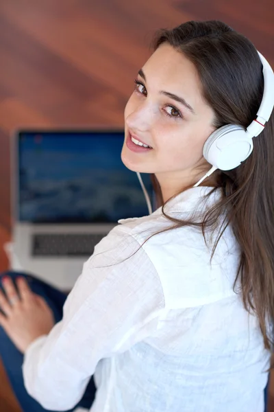 Bela relaxado jovem mulher em casa trabalho — Fotografia de Stock