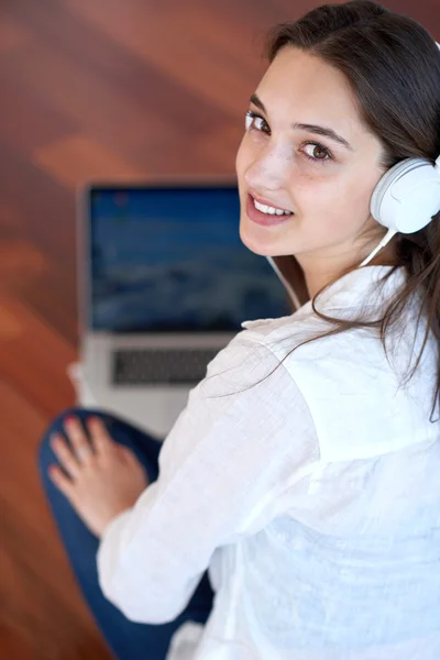 Relaxado jovem mulher em casa trabalhando — Fotografia de Stock