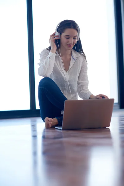 Relaxed young woman at home working — Stock Photo, Image