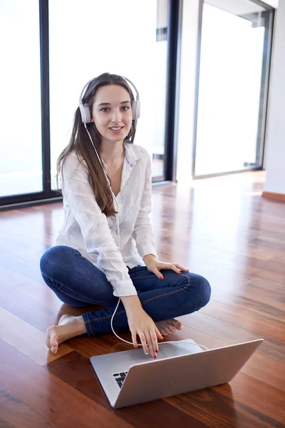 Vrouw die op laptopcomputer moderne thuis werkt — Stockfoto