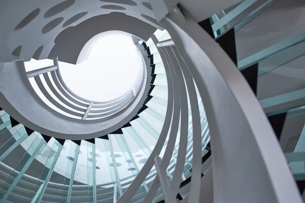 Escadaria espiral de vidro moderno — Fotografia de Stock